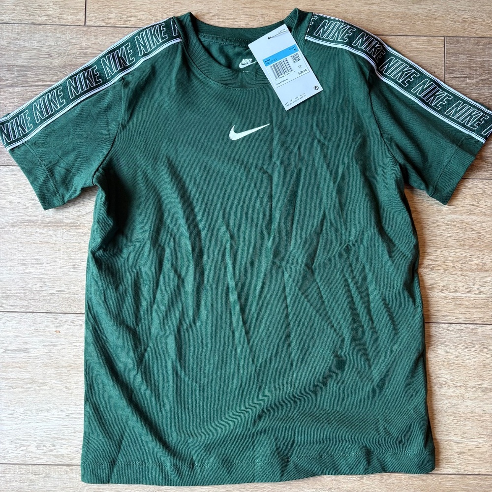 Nike t-shirt size Medium youth New with tags